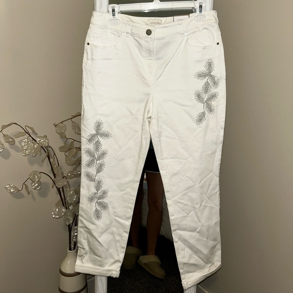 💜NWT Chico's jeans X16 white embellished rhinestone leaves design